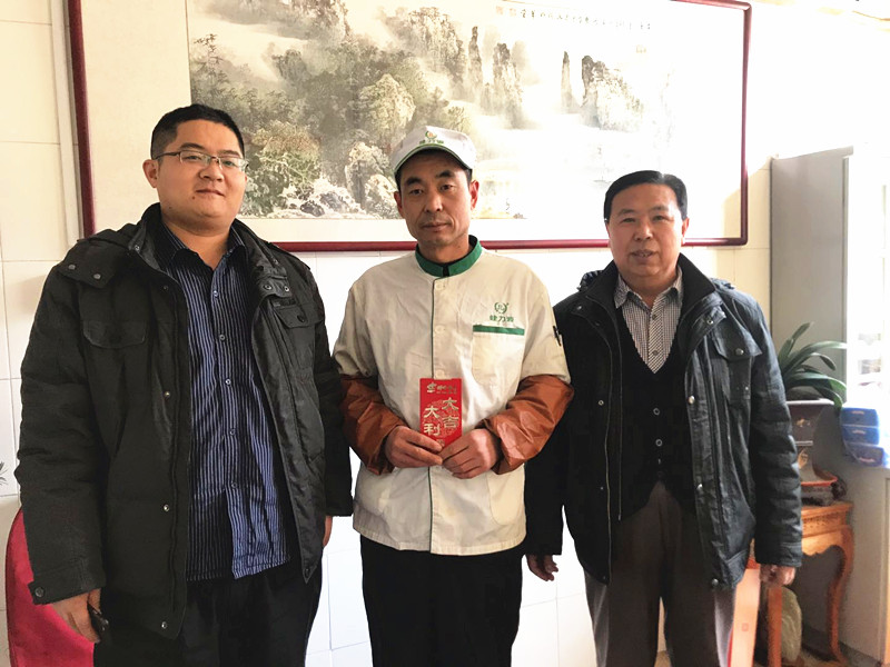 集團工會副主席戰(zhàn)桂華慰問困難職工 集團工會副主席戰(zhàn)桂華慰問困難職工