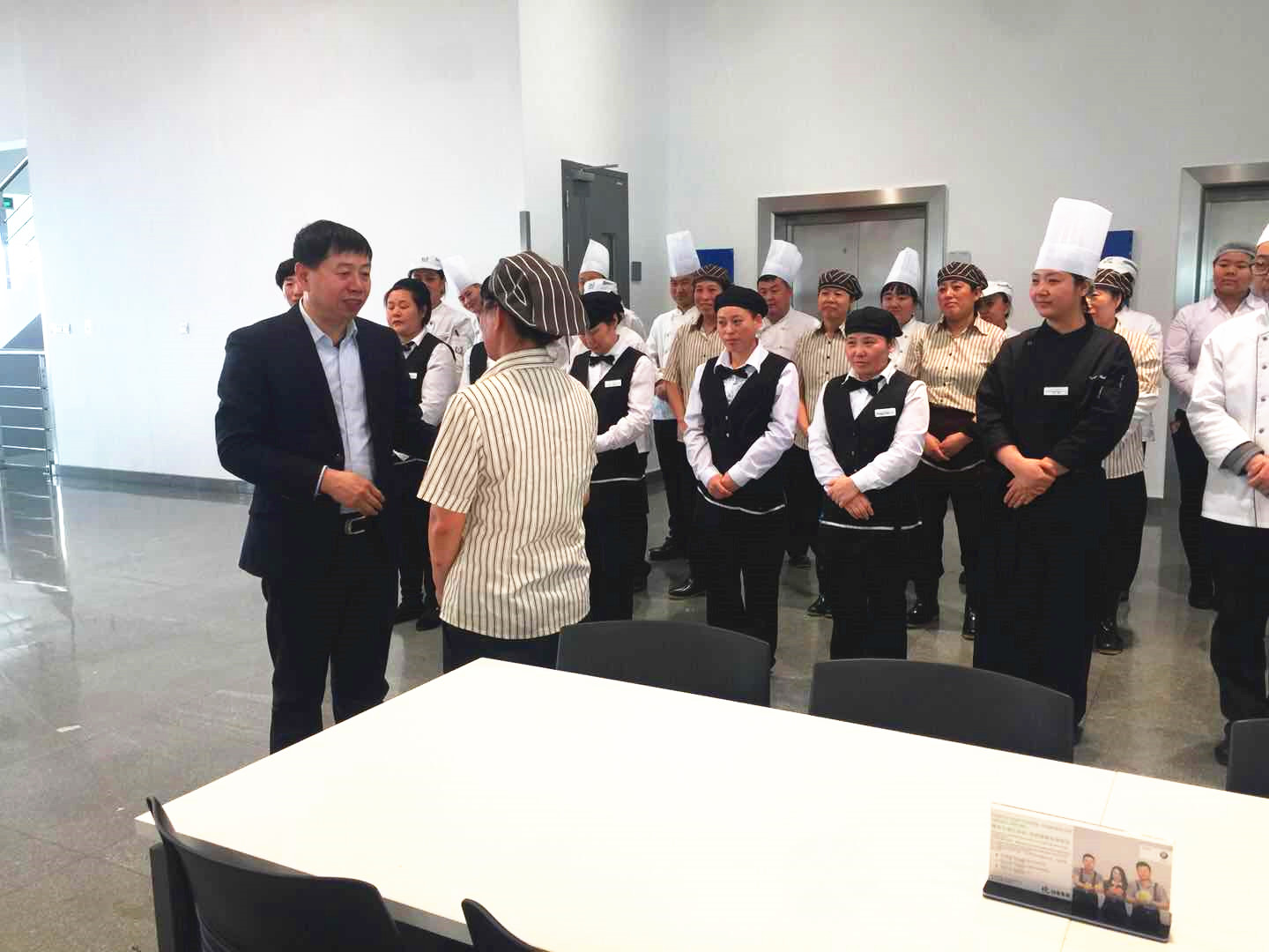 沈陽大區(qū)營運總經理張克明慰問困難職工