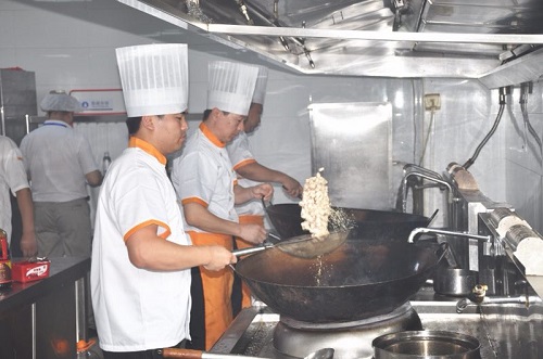 山東大區(qū)紅案選手正在比賽 山東大區(qū)紅案選手正在比賽