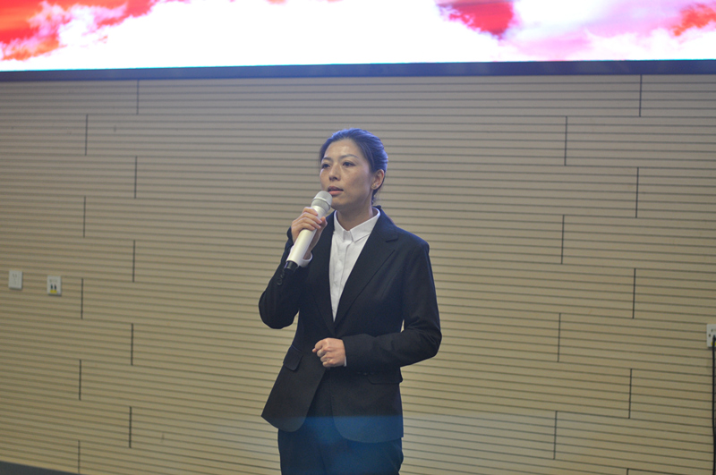 青岛三区选手刘芳正在演讲