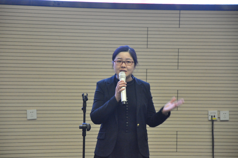山东大区行政部选手李璐正在演讲