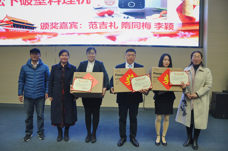 范吉禮主任、隋同梅校長(cháng)、李穎校長(cháng)為獲得三等獎的選手頒獎