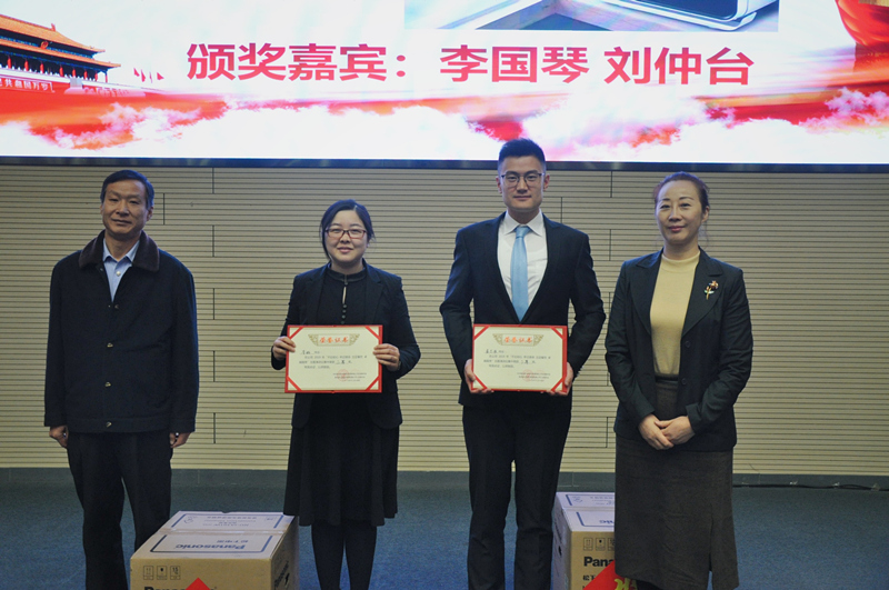 李國琴主席，劉仲臺局長(cháng)為獲得二等獎的選手頒獎