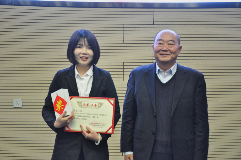 鄭德玉書(shū)記為獲得一等獎的選手頒獎